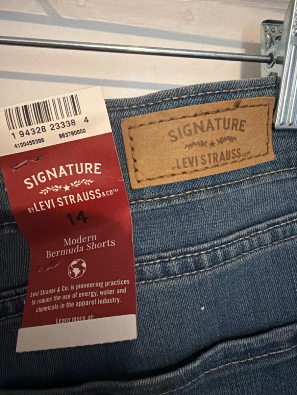 Brand New 🆕 Levi’s Signature Bermuda Denim Shorts – Size 14 | Mid Rise Cuffed - Picture 3 of 4